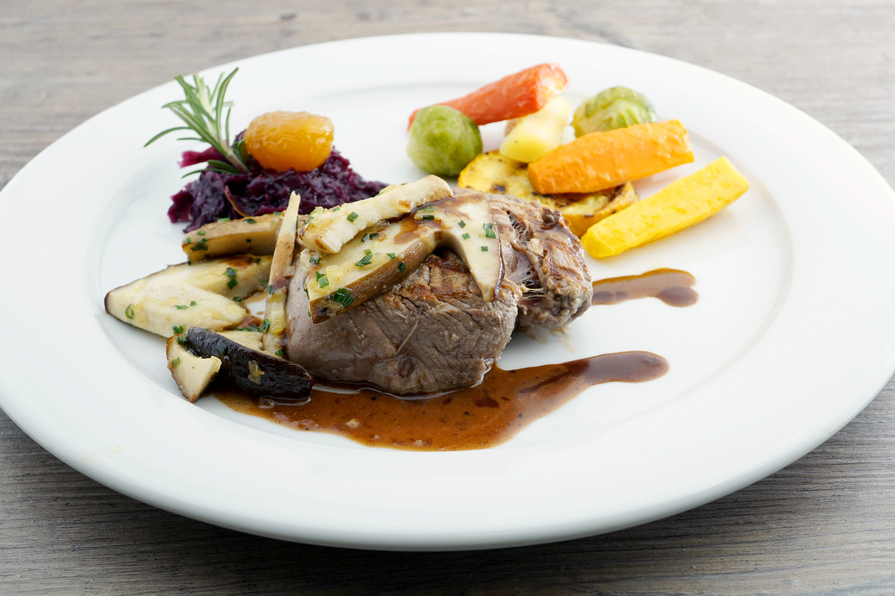 BEO-beef Rindsfilet Medaillon vom Grill mit Herbstpilzen, Rohrmoos-Spätzli, Herbstgemüse